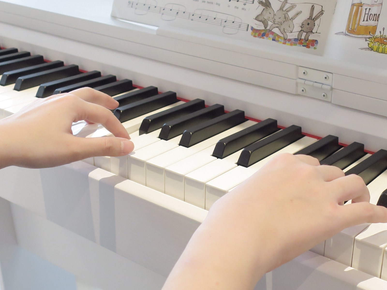 Murid bermain piano di The Piano Institute
